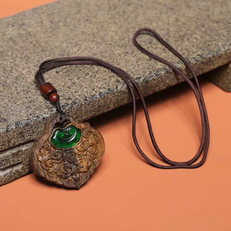 Buddha Stones スオウの木彫りグリーンアゲート幸運の願いを込めたロックネックレス - image 1