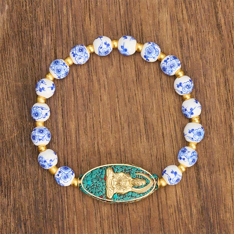 Buddha Stones 白磁の仏像と青い花柄の丸いビーズがあしらわれた静穏のブレスレット - image 1