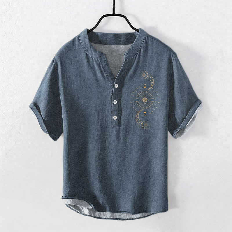 Buddha Stones コットン素材の太陽・月・星柄メンズ半袖ハーフボタンシャツ - スチールブルー - US/UK/AU50、EU60（5XL） - image 0