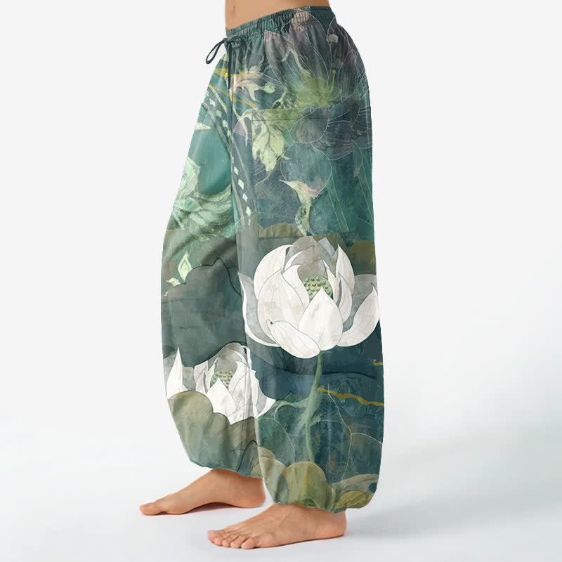 Buddha Stones 綿素材、白の蓮の葉柄、レディース用ゴムウエストハーレムパンツ（サイドポケット付き） - image 1