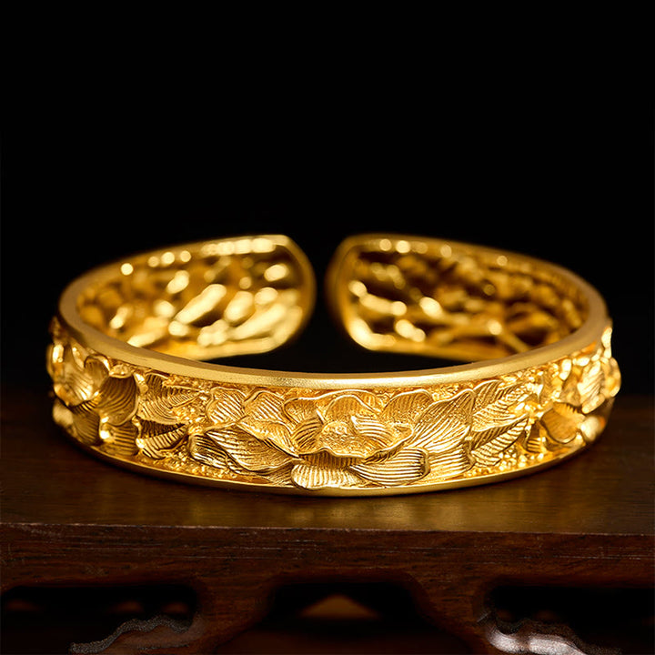 Buddha Stones 金メッキ銅製牡丹彫刻入りオープンカフブレスレット - 約56～62mm - image 0