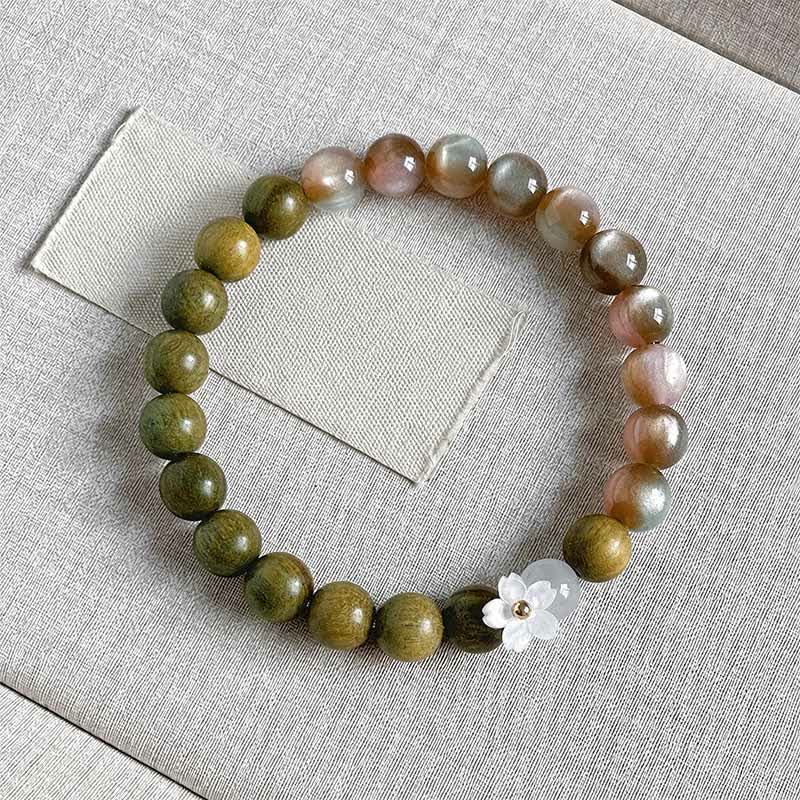 Buddha Stones グリーンサンダルウッドとキャッツアイフラワーのチャームが付いたセレニティブレスレット - 8mmピンクビーズ - image 0