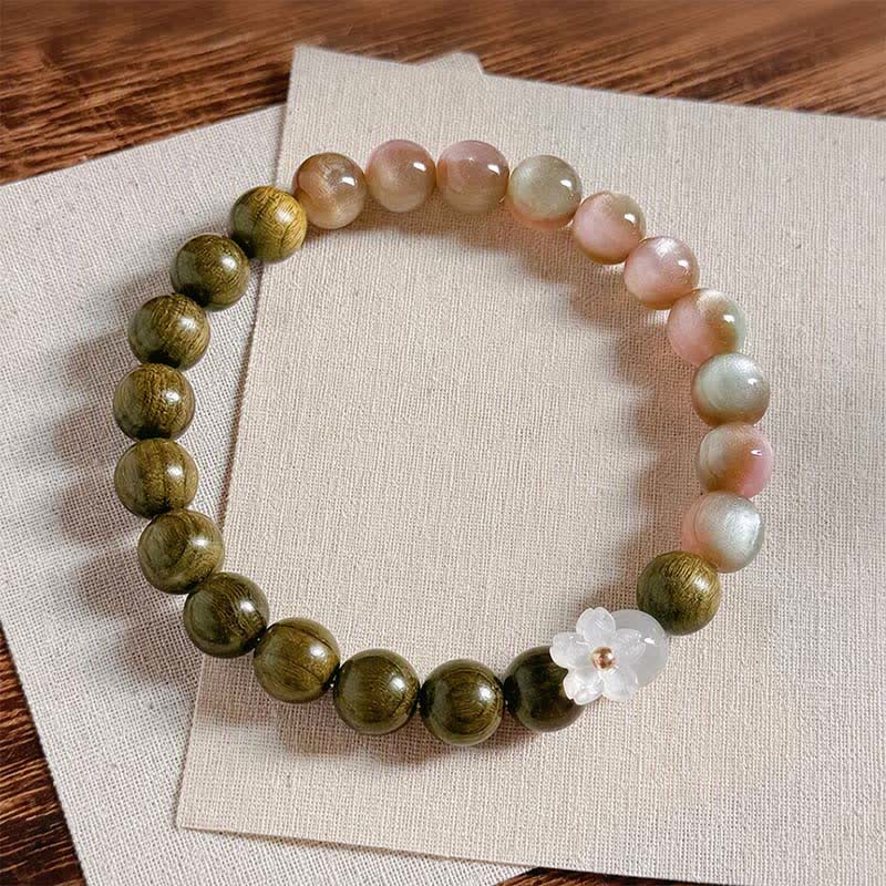 Buddha Stones グリーンサンダルウッドとキャッツアイフラワーのチャームが付いたセレニティブレスレット - image 1