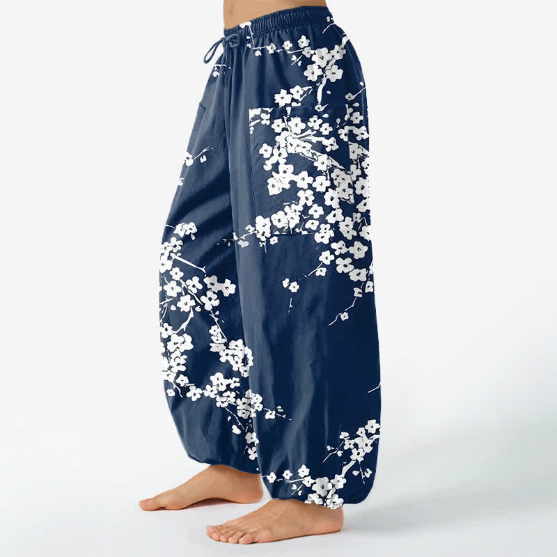 Buddha Stones 綿素材、白の梅の花柄、レディース用ゴムウエストハーレムパンツ（サイドポケット付き） - image 1