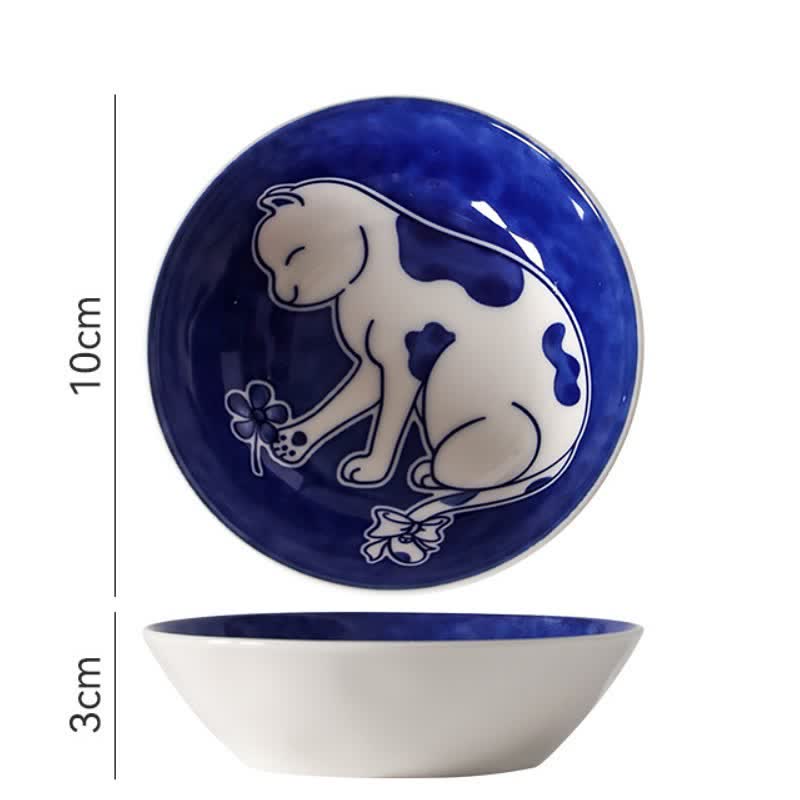 Buddha Stones 青と白の陶器製、遊び心のある猫の丸型ソース皿 - 花を摘む - image 1