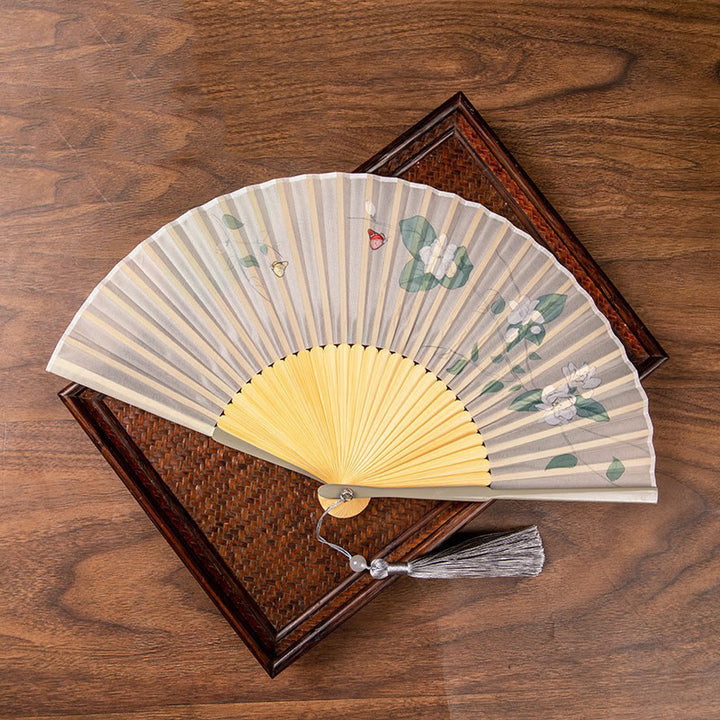 Buddha Stones、ジャスミン、蓮、ベゴニアの花、手持ちの竹製扇子