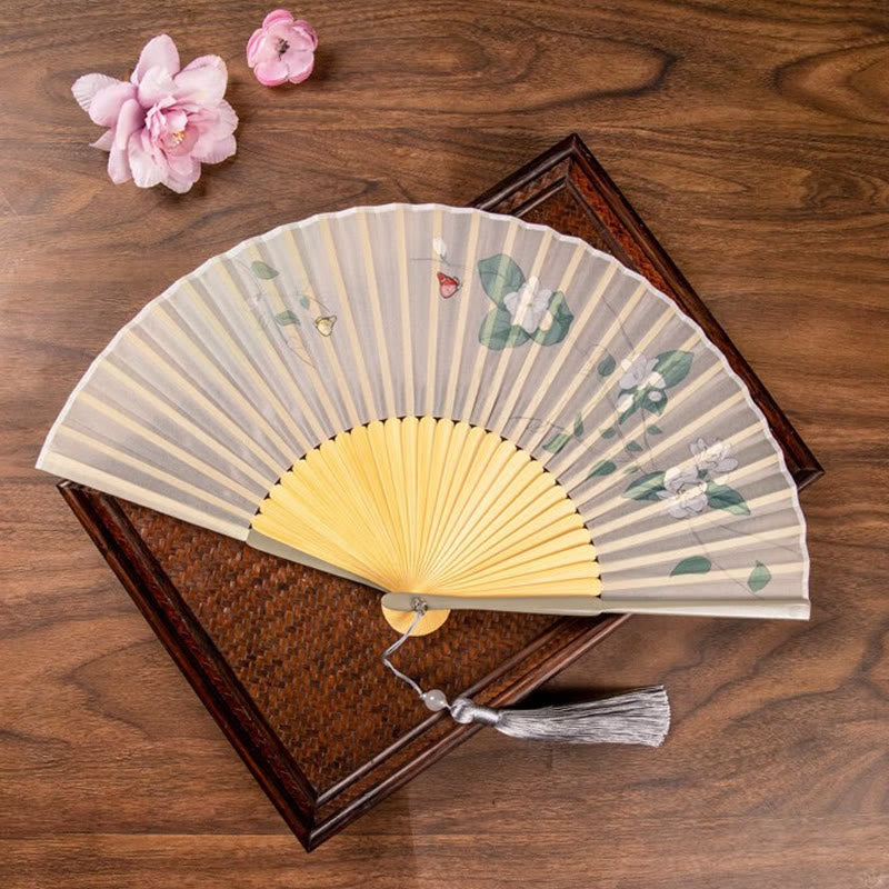 Buddha Stones、ジャスミン、蓮、ベゴニアの花、手持ちの竹製扇子