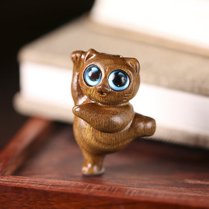 Buddha Stonesミニグリーンサンダルウッドダンシングキャット彫刻ポジティブデスクデコレーション - 3.7×2.5×2.1cm - image 1