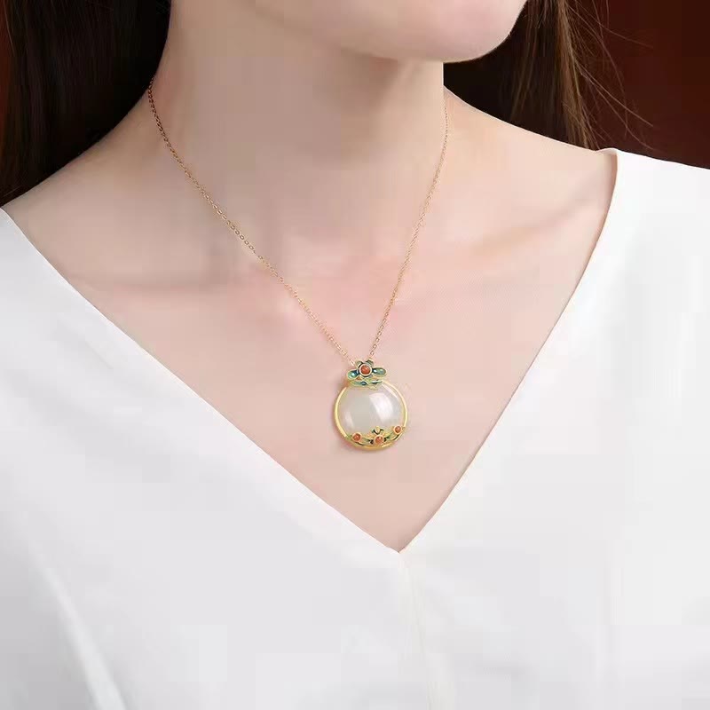 白翡翠と赤瑪瑙の花の祝福と幸運のネックレスペンダント