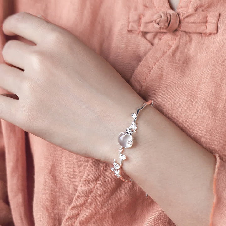 Buddha Stones 梅花モチーフの玉髄 ポジティブエネルギーブレスレット